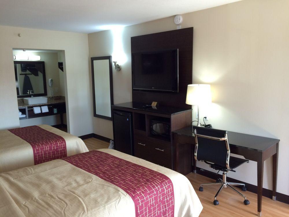 Red Roof Inn Plus+ Birmingham East - Irondale/Airport Bagian luar foto